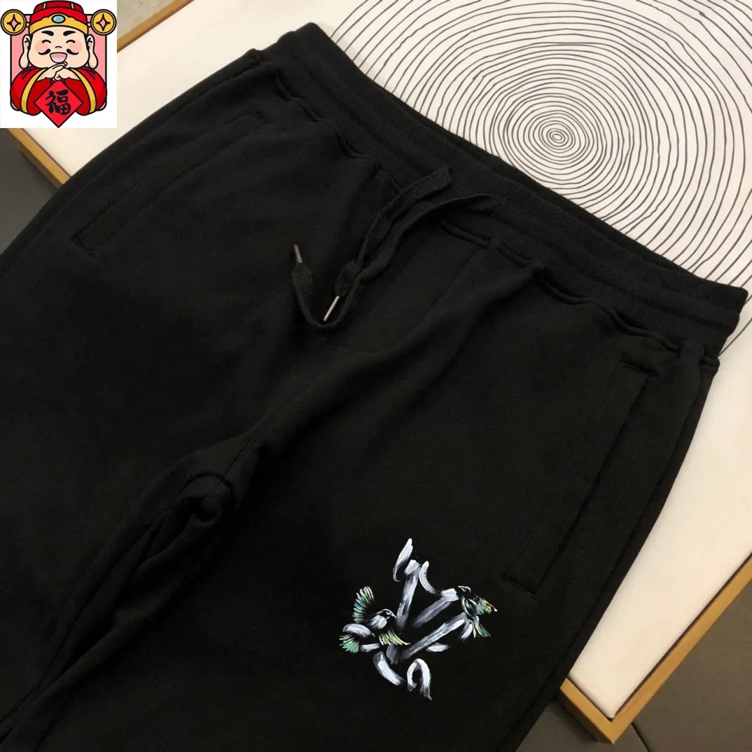 🅿️380 direct batch [LV Louis Vuitton] (Fat Man Gospel) hot-selling suit is coming. Focus on the original version of the official website. 2025 new hot-selling sweatshirt suit. The original order is the best. 🇭🇰The meticulous work of top designers. Just for a fitting and perfect upper body effect. 100% natural high-quality Roman cotton, close-fitting comfort, noble and elegant! Original hardware embodies elegance and nobility! Counter size: M-5XL (maximum wear up to 220 pounds)